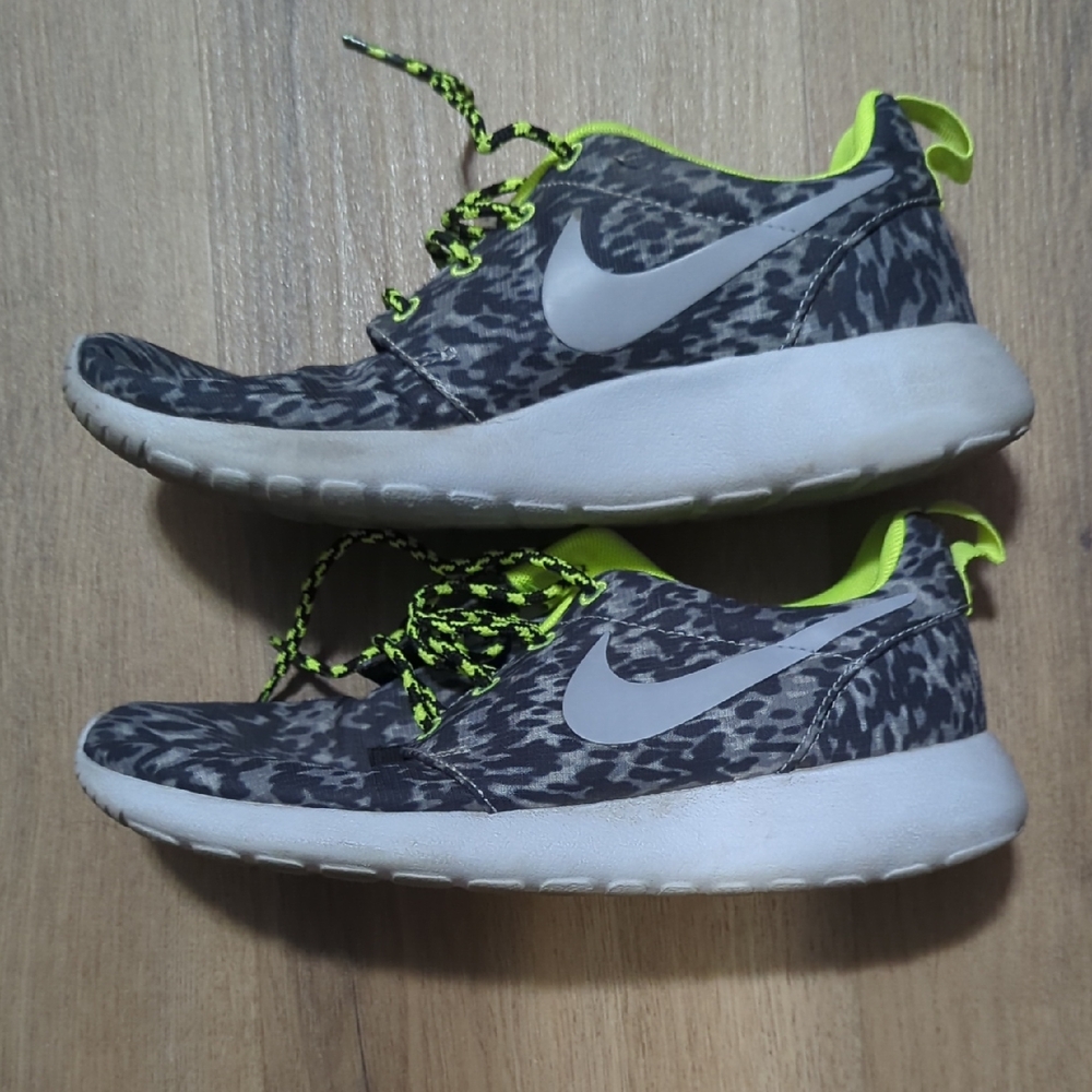 Nike Black and Neon Yellow Patterned Sneakers